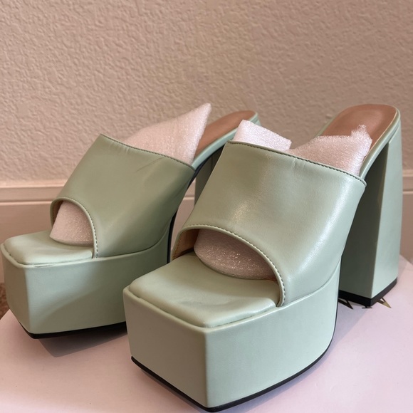 Chic Platforms - Picture 3 of 5